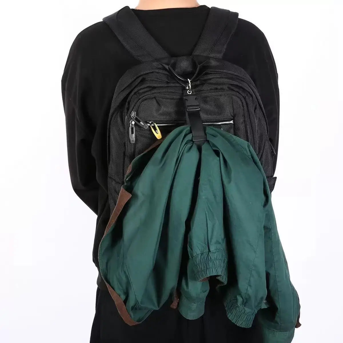 Sangle et ceinture de bagage de voyage noire ajustable avec un sac en tissu vert foncé.