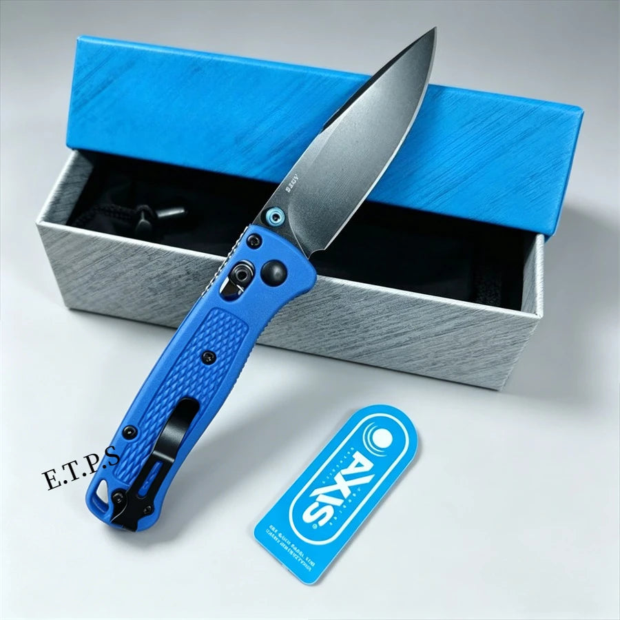 Un couteau EDC pliable à poignée bleue et lame argentée, présenté dans une boîte bleue.