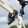 Gros plan d'un antivol de vélo robuste avec un support fixé au cadre d'un vélo.