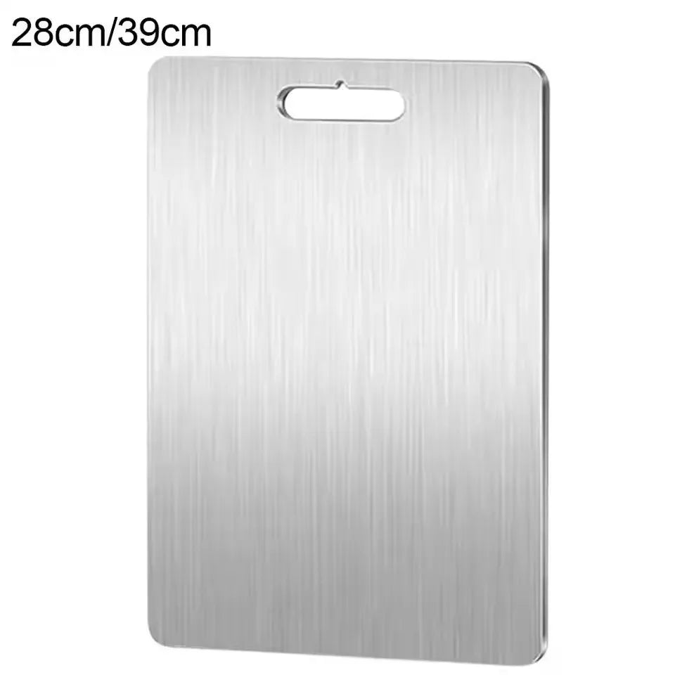 Una tabla de cortar rectangular de acero inoxidable con asa, vista vertical.