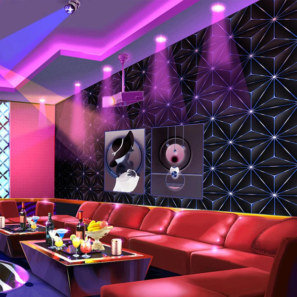Modernes Interieur mit dunklem geometrischem Tapetenmuster und violetten/rosa Lichtstrahlen, ergänzt durch rotes Sitzmöbel.