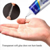 Une main applique de la colle transparente d'un tube sur une surface, montrant que la colle souple transparente ne fait pas m