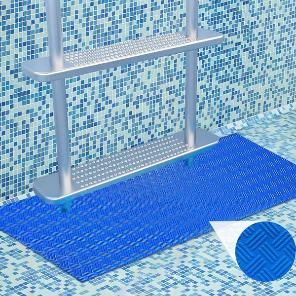 Silberne Poolleitermatte auf blauem Fliesenboden mit strukturierter Oberfläche für rutschfesten Halt.