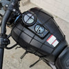 Schwarzer Motorrad-Lagerorganizer mit Netzabdeckung und runder Linse vorne sichtbar.