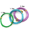 Sammlung von anodisiertem Metall-Jewelry-Draht in verschiedenen Kalibern und Farben, darunter 1,0 mm, 1,5 mm und 2,0 mm.