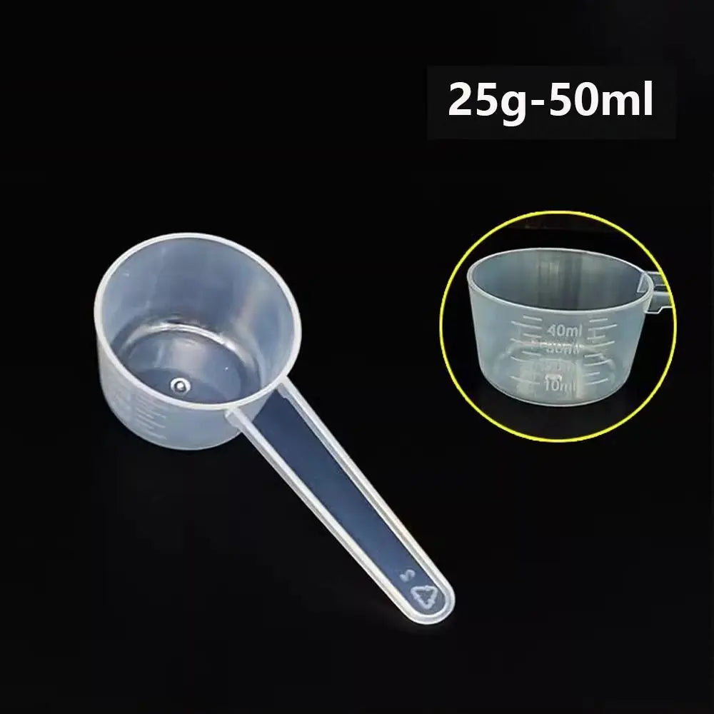 كوب قياس سائل بلاستيكي شفاف مع صنبور، بجوار مؤشر حجم 25-50 مل.