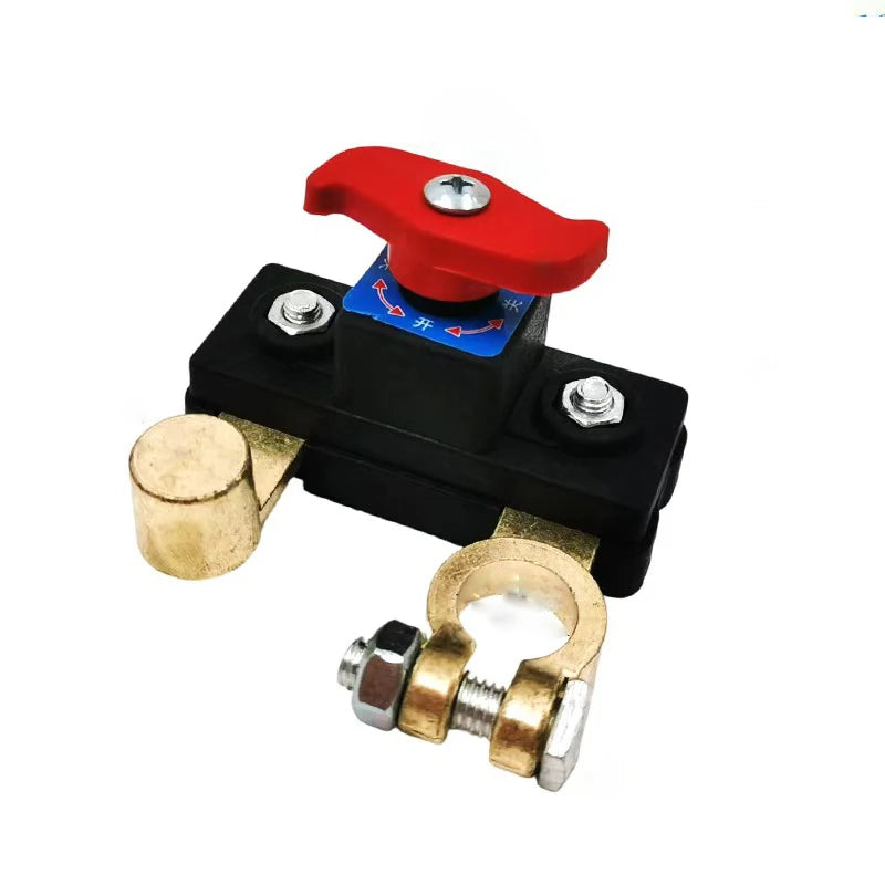 Interruptor de desconexión de batería negro con manija roja y terminales de latón para baterías de doble voltaje.