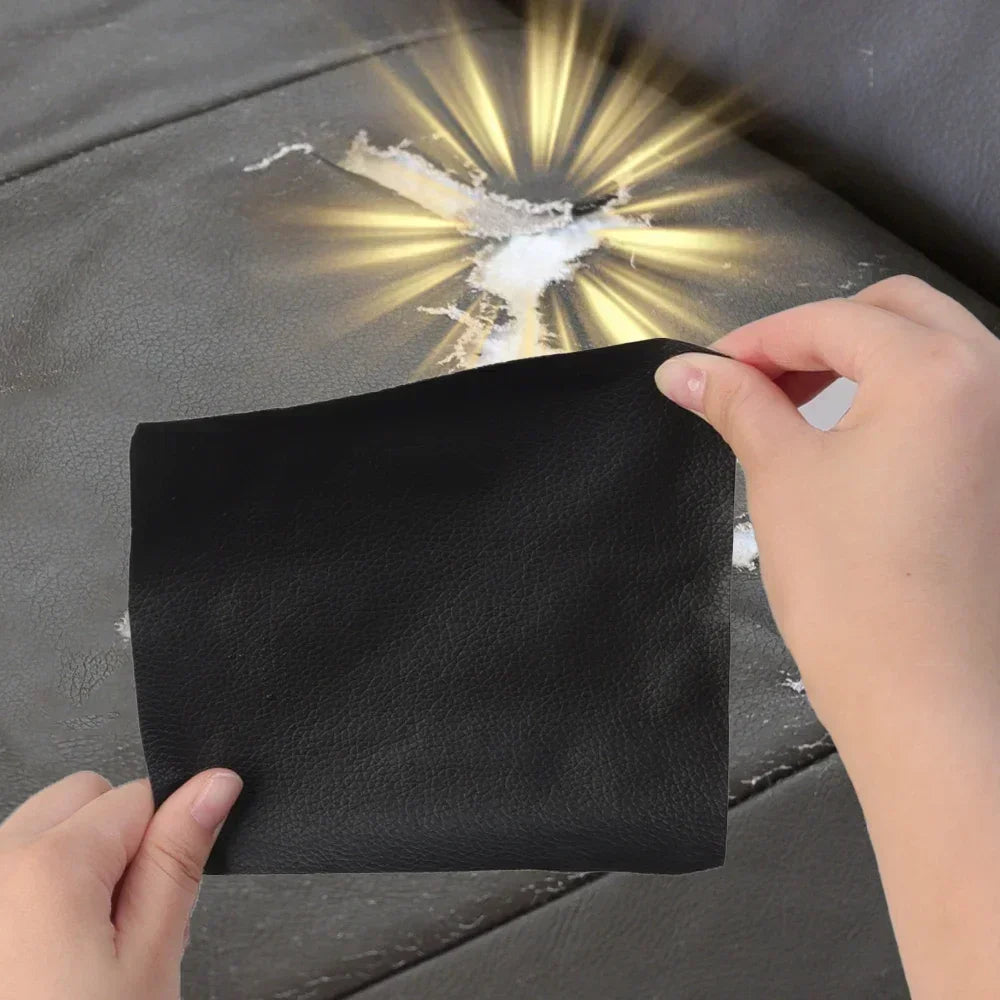 Una mano aplica cinta de reparación de cuero autoadhesiva negra y resistente a una superficie, con luz brillante reflejándose