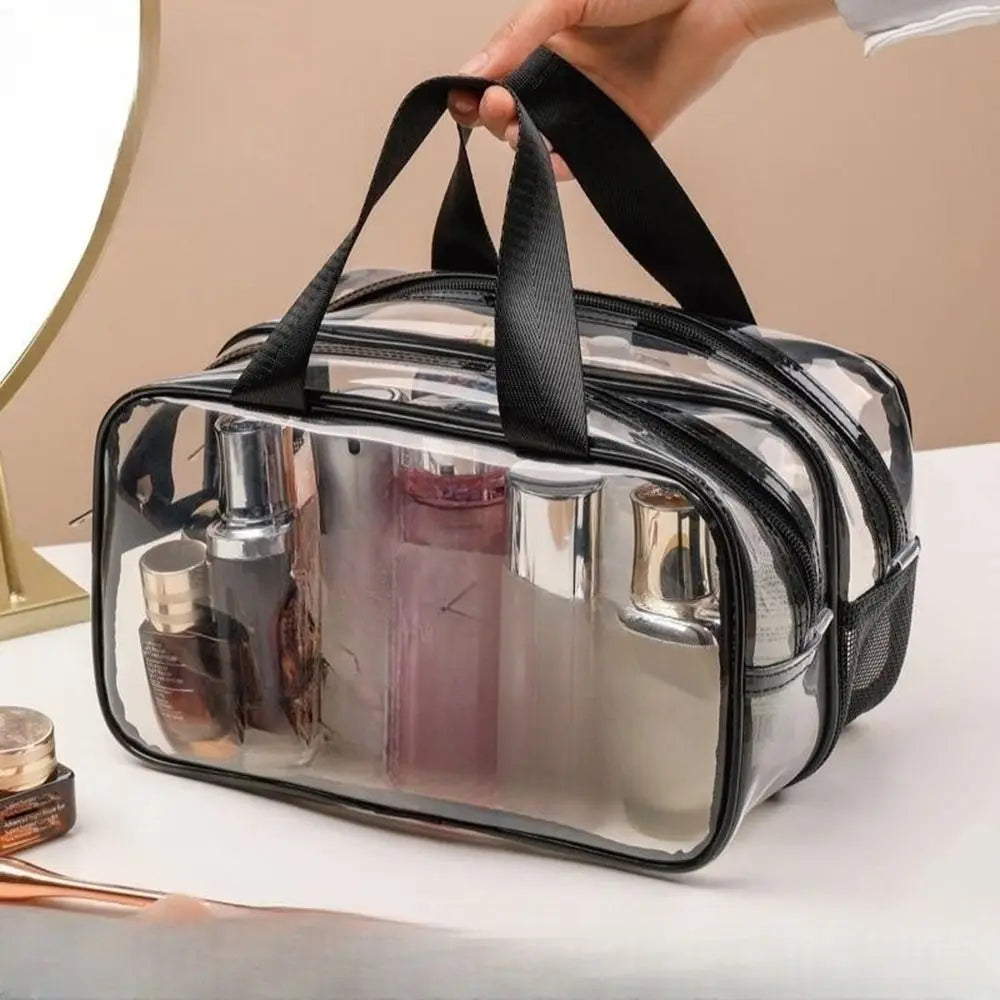 Klare Kosmetiktasche mit schwarzen Riemen auf weißem Untergrund