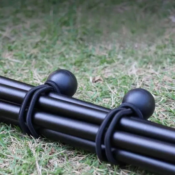 Schwarze verstellbare elastische Seilschnüre liegen auf grünem Gras