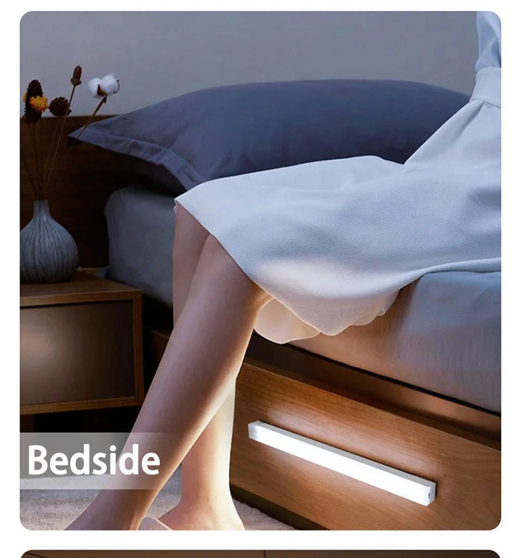Nachttischlampe mit langer weißer LED-Leuchte, die das Holz-Kopfteil und Umgebung beleuchtet.