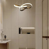 Modernes goldenes LED-Deckenpendellampe über einem minimalistischen Eingangsbereich