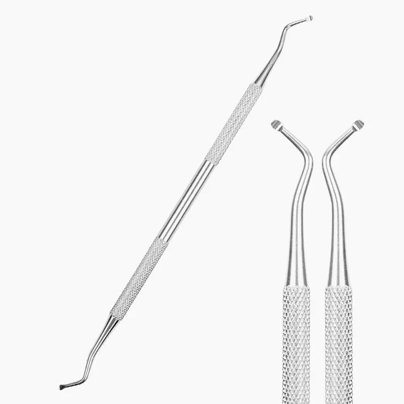 Un set de coupe-ongles et taille-ongles en acier inoxydable professionnel sur fond blanc.