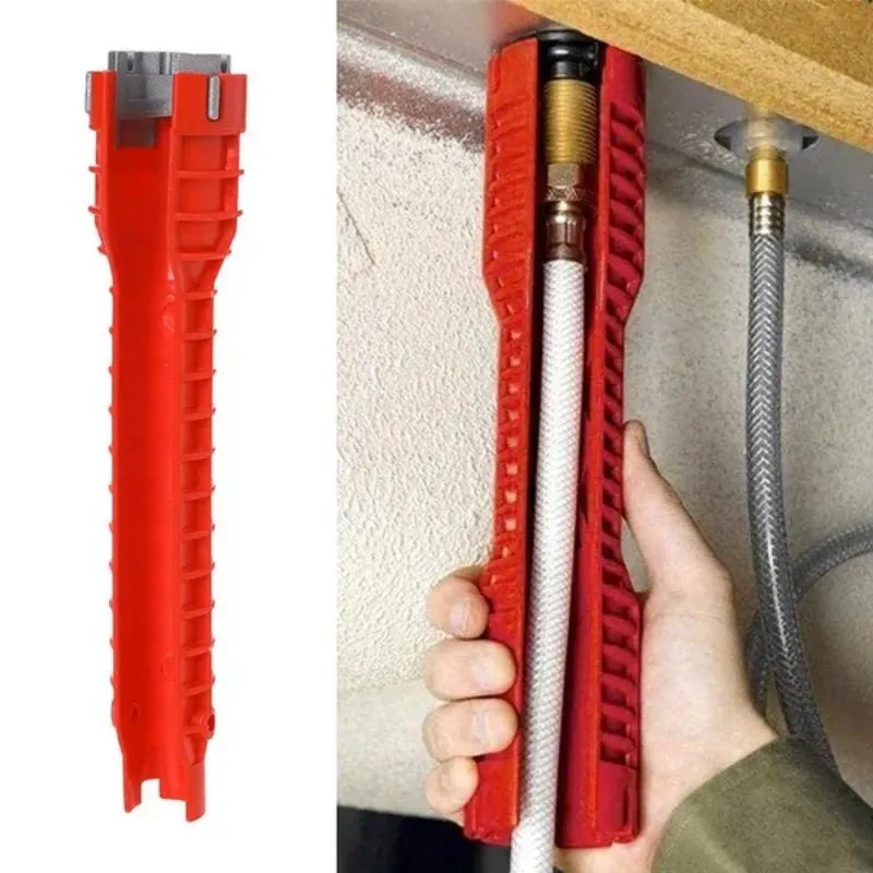 Eine Hand hält einen roten Mehrwerkzeug-Hebel mit einer weißen flexible Schlauchverbindung, die an einem Schrank hängt.
