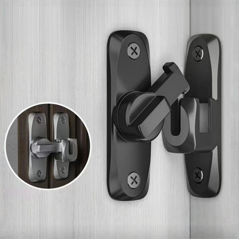 Gros plan d'une serrure à loquet de porte à clapet en alliage de zinc noir, installée sur une surface en bois clair.