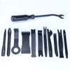 Un ensemble de clips de fixation pour voiture noirs pour la réparation de garnitures et pare-chocs, incluant divers outils en