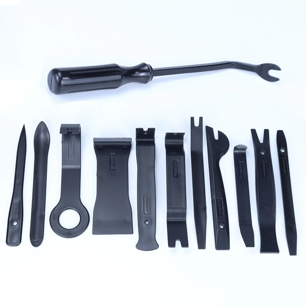 Un ensemble de clips de fixation pour voiture noirs pour la réparation de garnitures et pare-chocs, incluant divers outils en