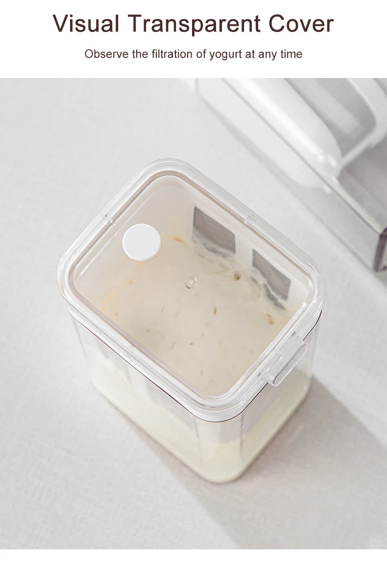 Klares Plastikgefäß, das die Filtration von Joghurt zeigt, mit einer transparenten Abdeckung.