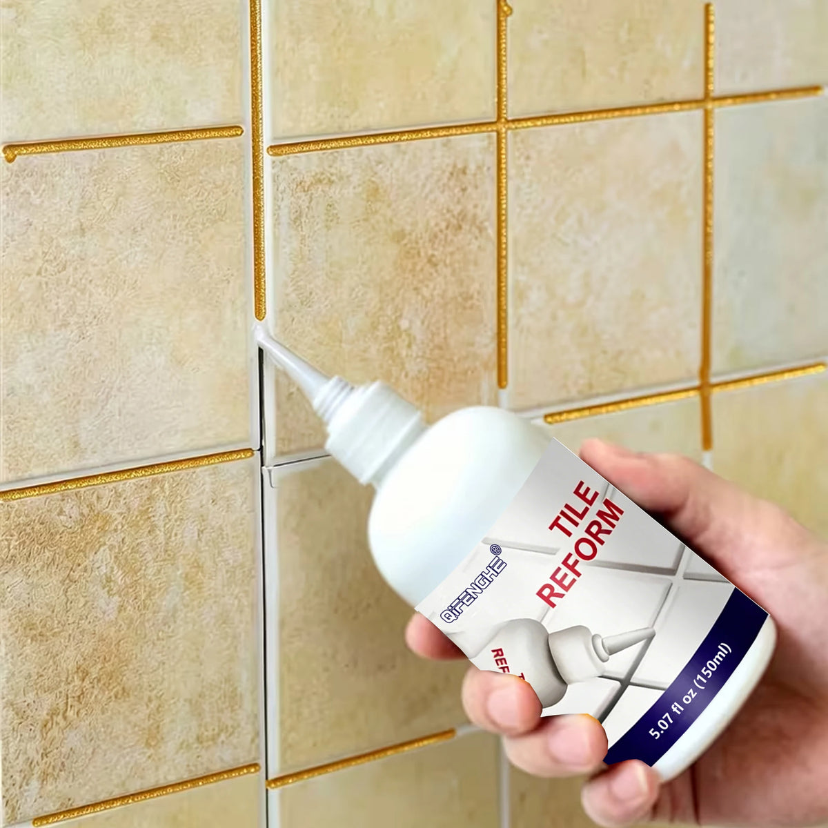 يد تمسك بقلم إصلاح مادة الجراوت لـ Tile Reform أمام خلفية من البلاط.