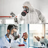 Wissenschaftler in weißer Schutzanzug und Atemschutzgerät untersucht eine Probe im Labor.