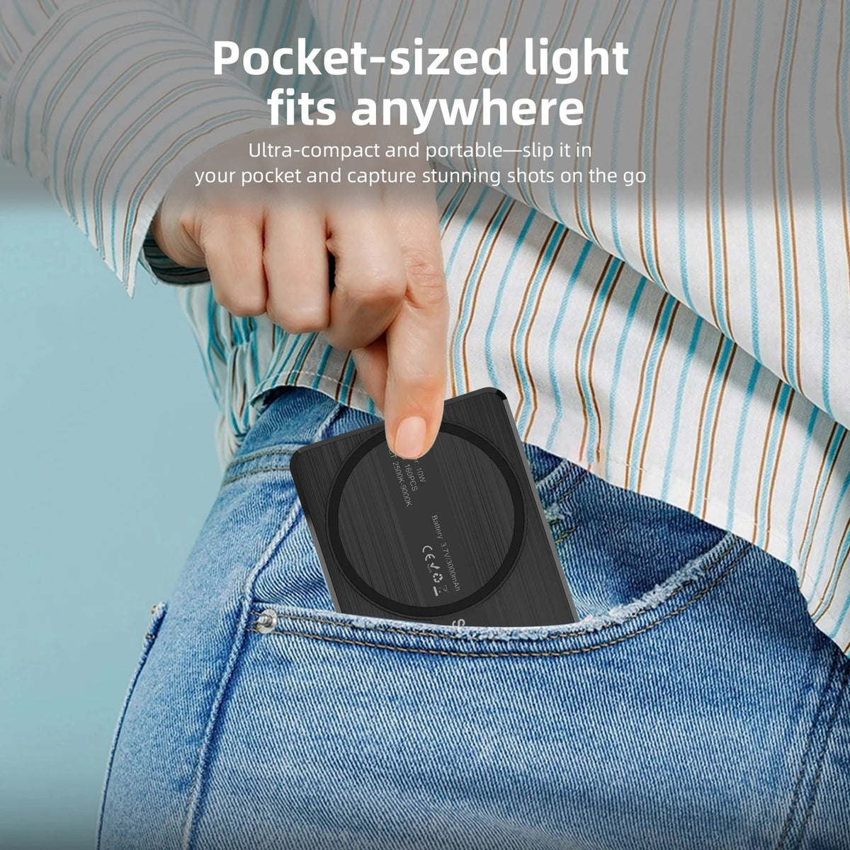 Une main glisse une petite lampe LED dans la poche avant d'un jean bleu.