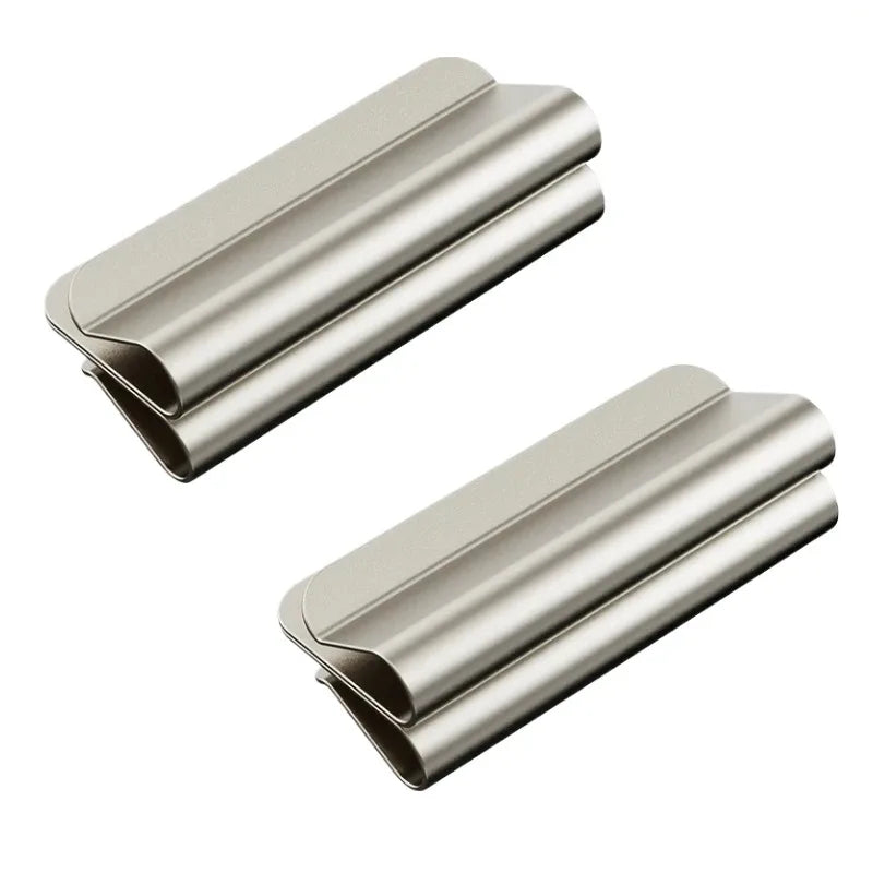 Silberne starke magnetische Gardinenklammern in Vogelperspektive.