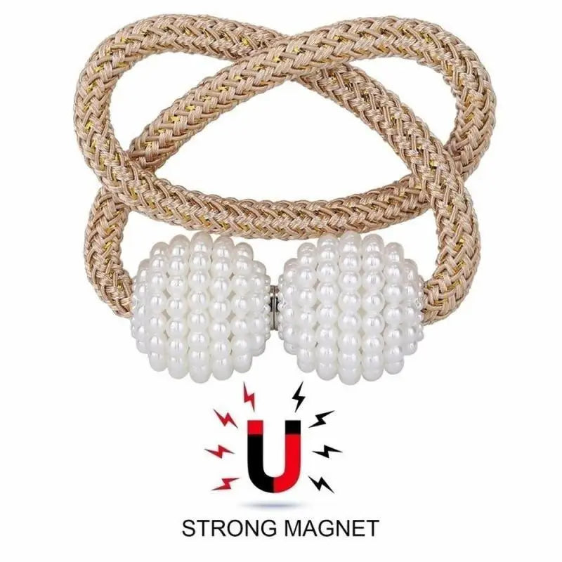 Ein geflochtenes goldfarbenes Seil um eine Kette weißer Perlen, das eine starke Magnetwirkung demonstriert.