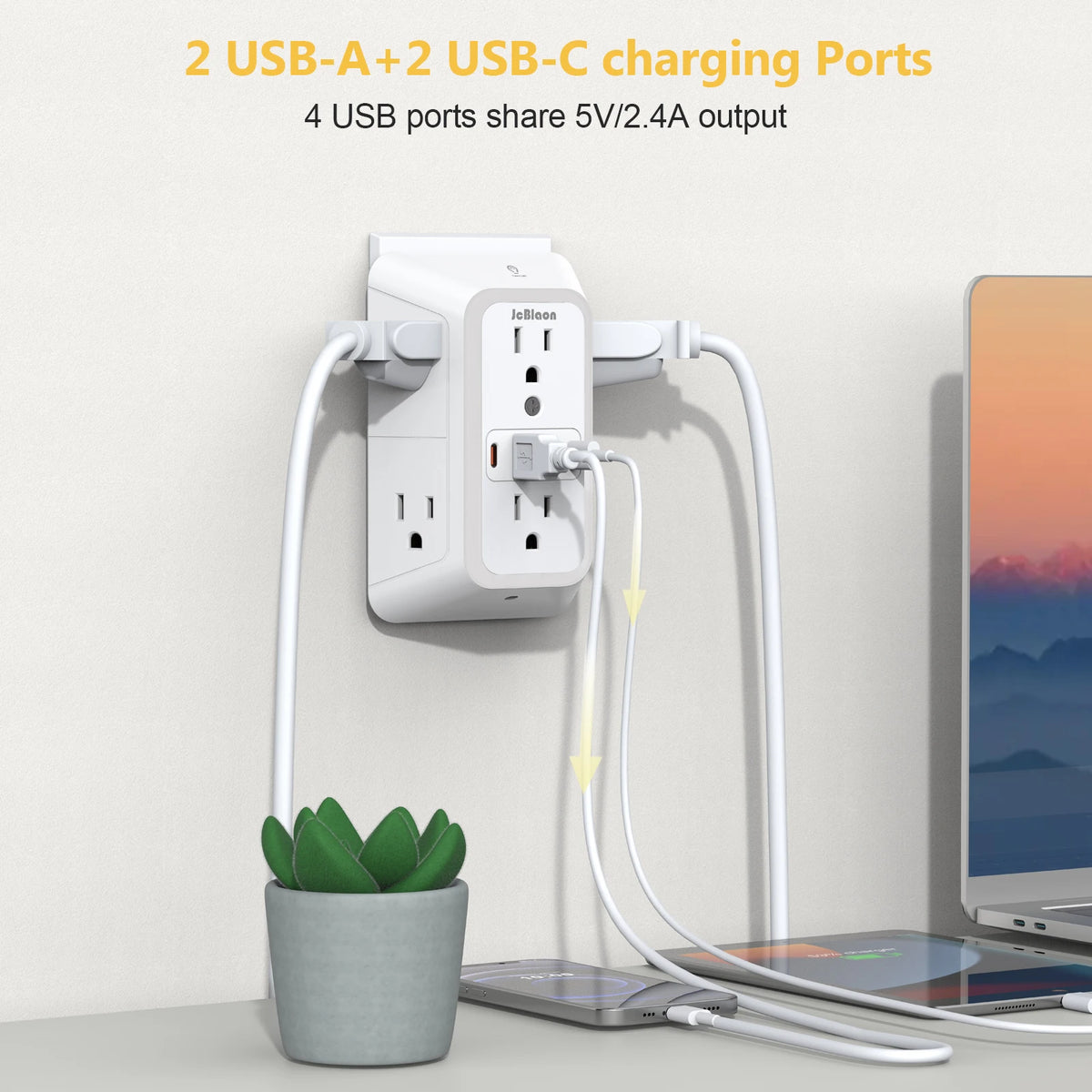 محول حائط أبيض متعدد المنافذ بأربع منافذ USB موصول بمأخذ كهربائي، بجوار نبتة وحاسوب محمول.