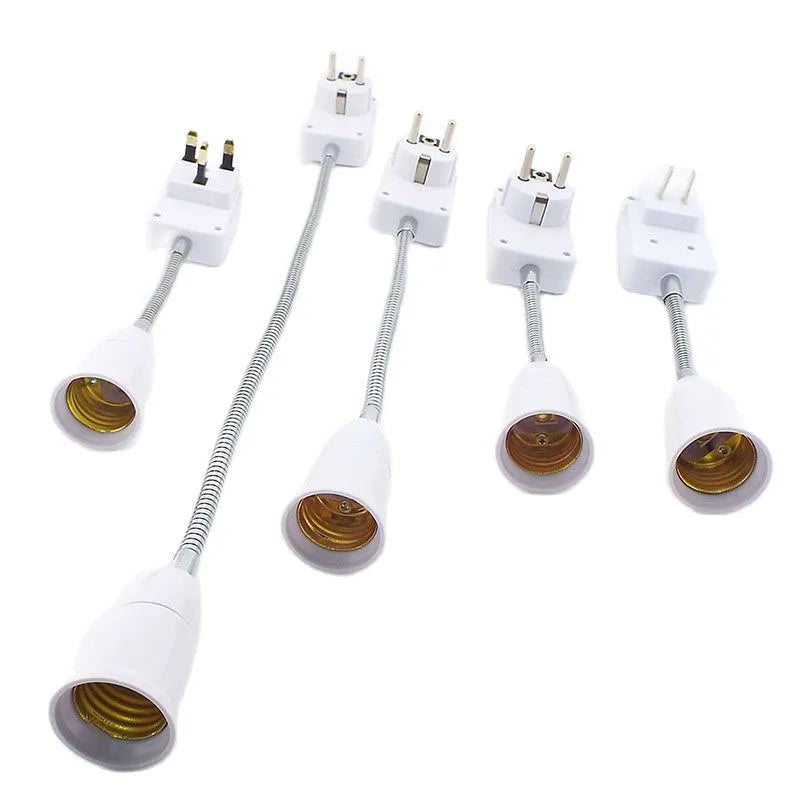 Set weißer universeller Adapter für E27 Glühbirnen mit Kabeln und Steckern.