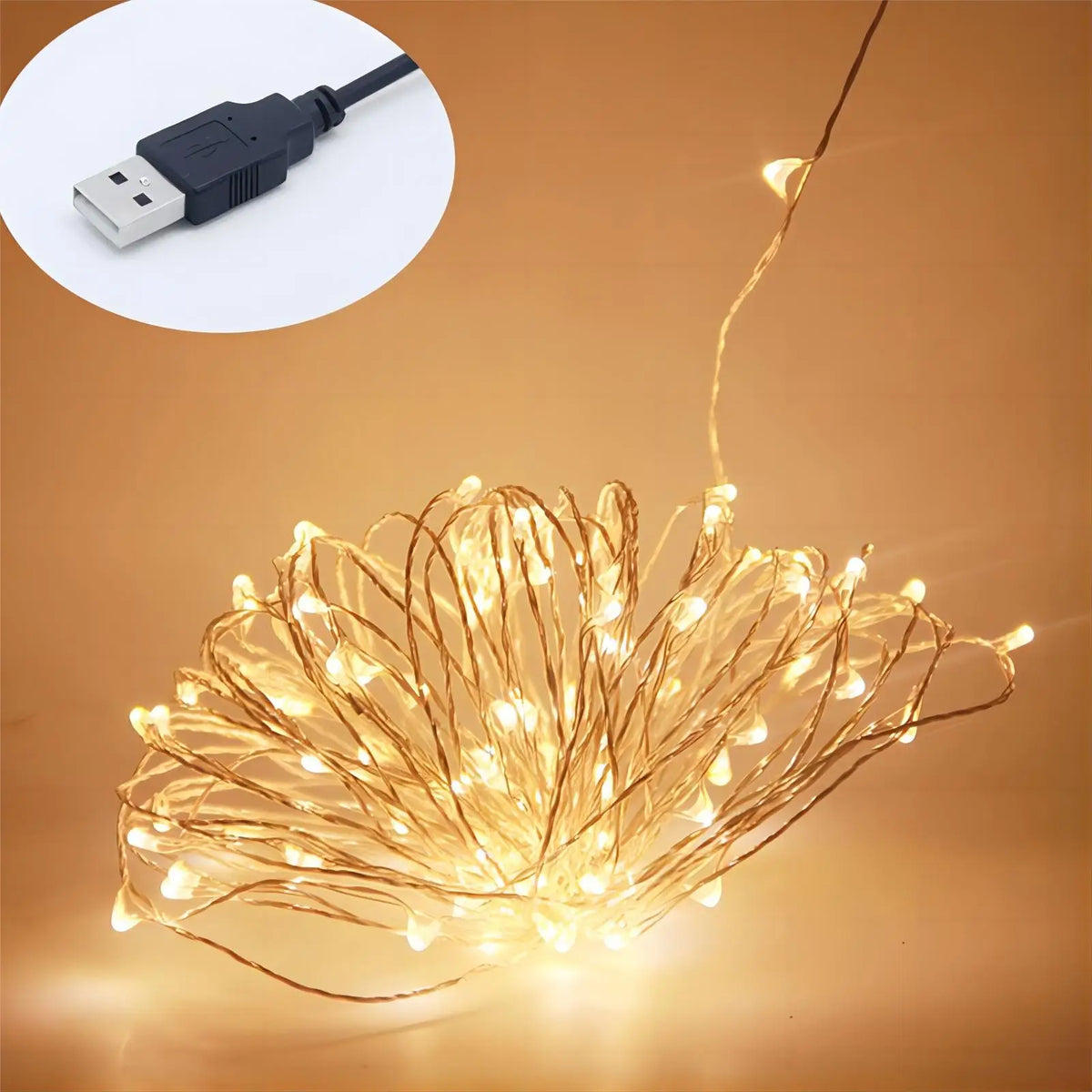 Un faisceau de guirlandes lumineuses en fil de cuivre blanc chaud avec une fiche, brillant.