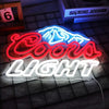 Leuchtendes Neon-Schild in Bergform mit der Aufschrift COORS LIGHT in leuchtend roter und weißer Farbe auf dunkler Oberfläche