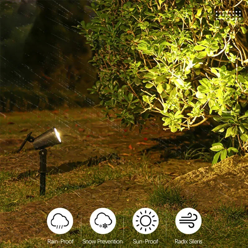 Solar-LED-Spots für Außen- und Garten, um einen grünen Busch in der Dunkelheit zu beleuchten.