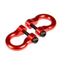 Un par de eslingas de metal para remolque, de aleación roja, para coches de rastreo RC.