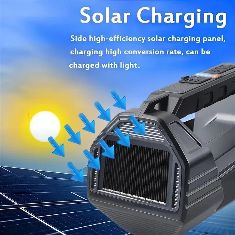 Schwarzes Solarladepanel beleuchtet eine solaraufladbare LED-Taschenlampe auf einer Solarmoduloberfläche.