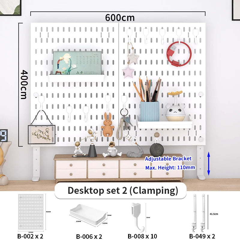 Weißes anpassbares Desktop-Pegboard-Organizer mit verschiedenen Haken und Aufbewahrungsfächern.