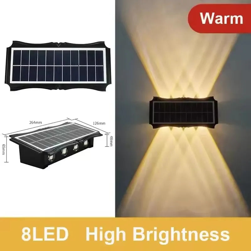 Warme Solarwandleuchte mit 8 LEDs beleuchtet eine Gartenbereich.