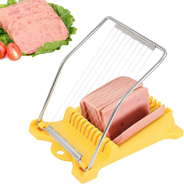 Edelstahl-Slicer schneidet Stücke von rosa Fleisch oder Obst auf einer gelben Kunststoffbasis.