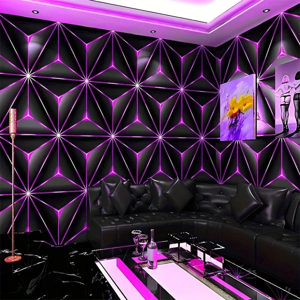 Modernes Interieur mit geometrischer Wandmuster, lila LED-Beleuchtung und schwarzem Ledersofa