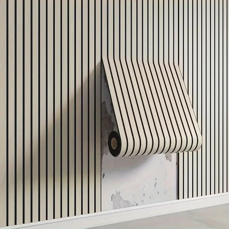 Nahaufnahme einer beigen vertikal lamellierten Wandpaneel mit einem horizontal gestreiften Dispenser, der daran montiert ist.