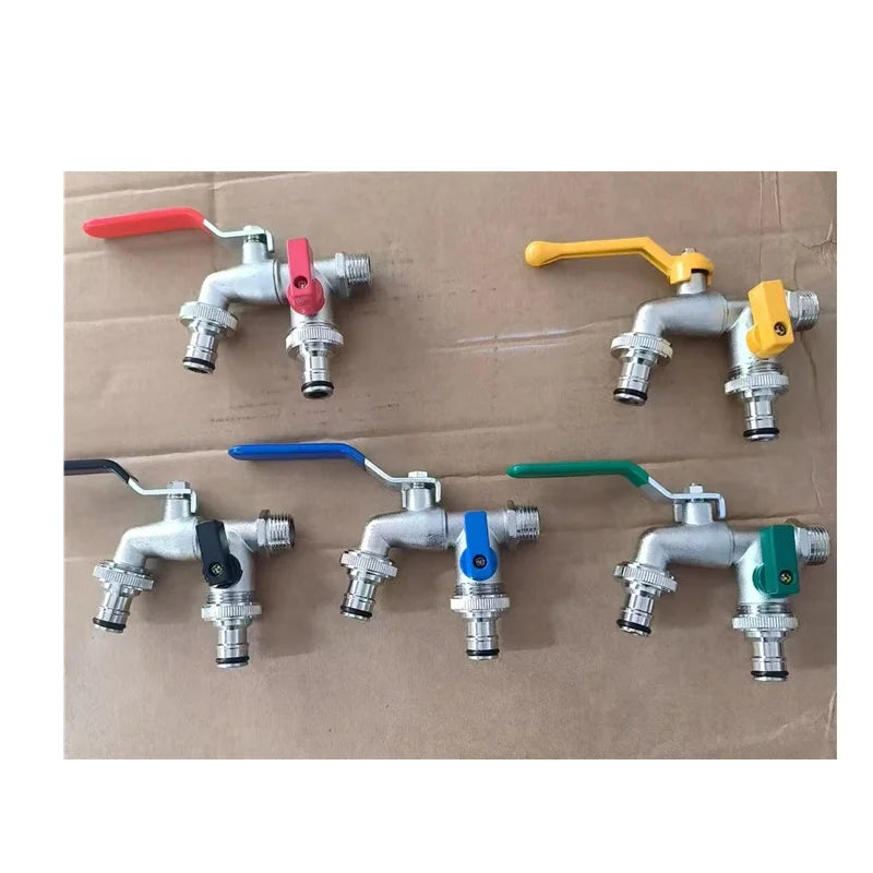 Colección de grifos de agua para jardín de latón en varios colores, incluyendo rojo, amarillo, azul y verde.