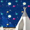 Dunkelblaue Wand mit leuchtendem Planeten- und Sternmuster auf weißem Stoffhintergrund